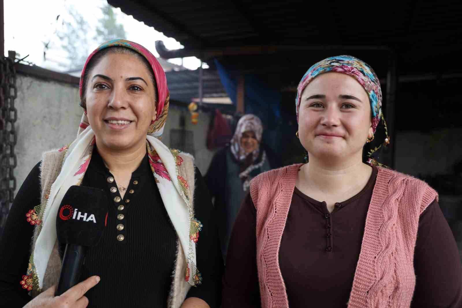 Dalında 5 TL olan turunç, kadınların elinde kara kazanda değer kazandı
Dalında 5 TL olan turunç, kadınların elinde kara kazanda değer kazandı