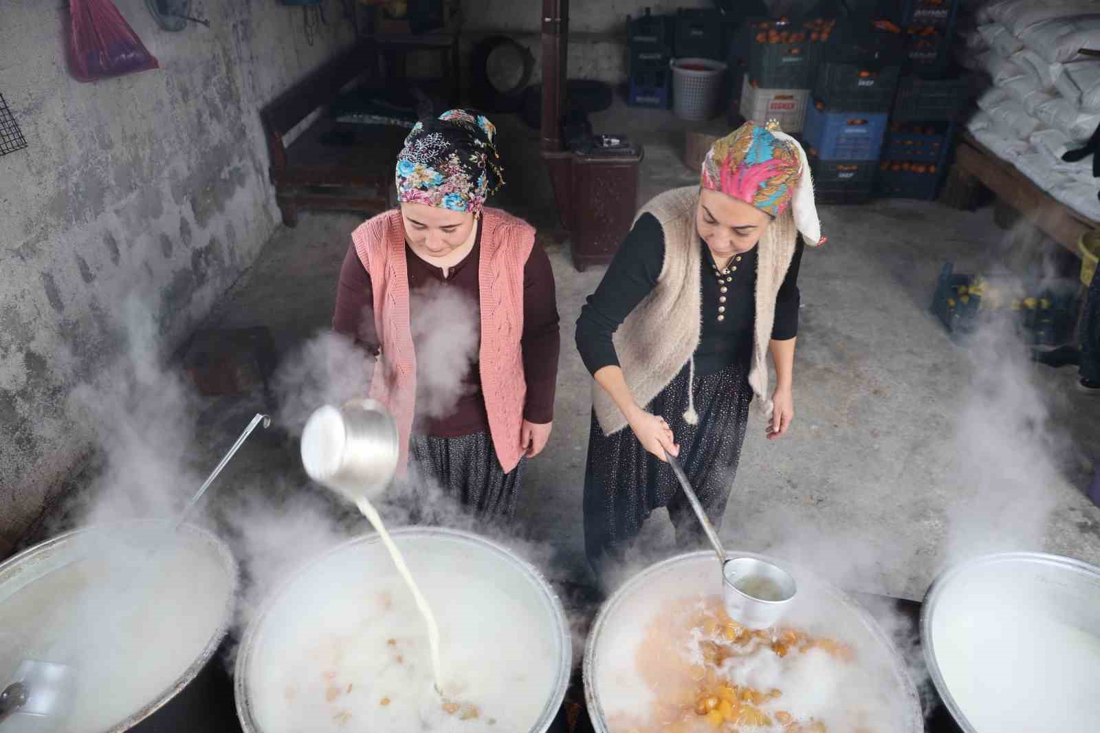 Dalında 5 TL olan turunç, kadınların elinde kara kazanda değer kazandı
Dalında 5 TL olan turunç, kadınların elinde kara kazanda değer kazandı