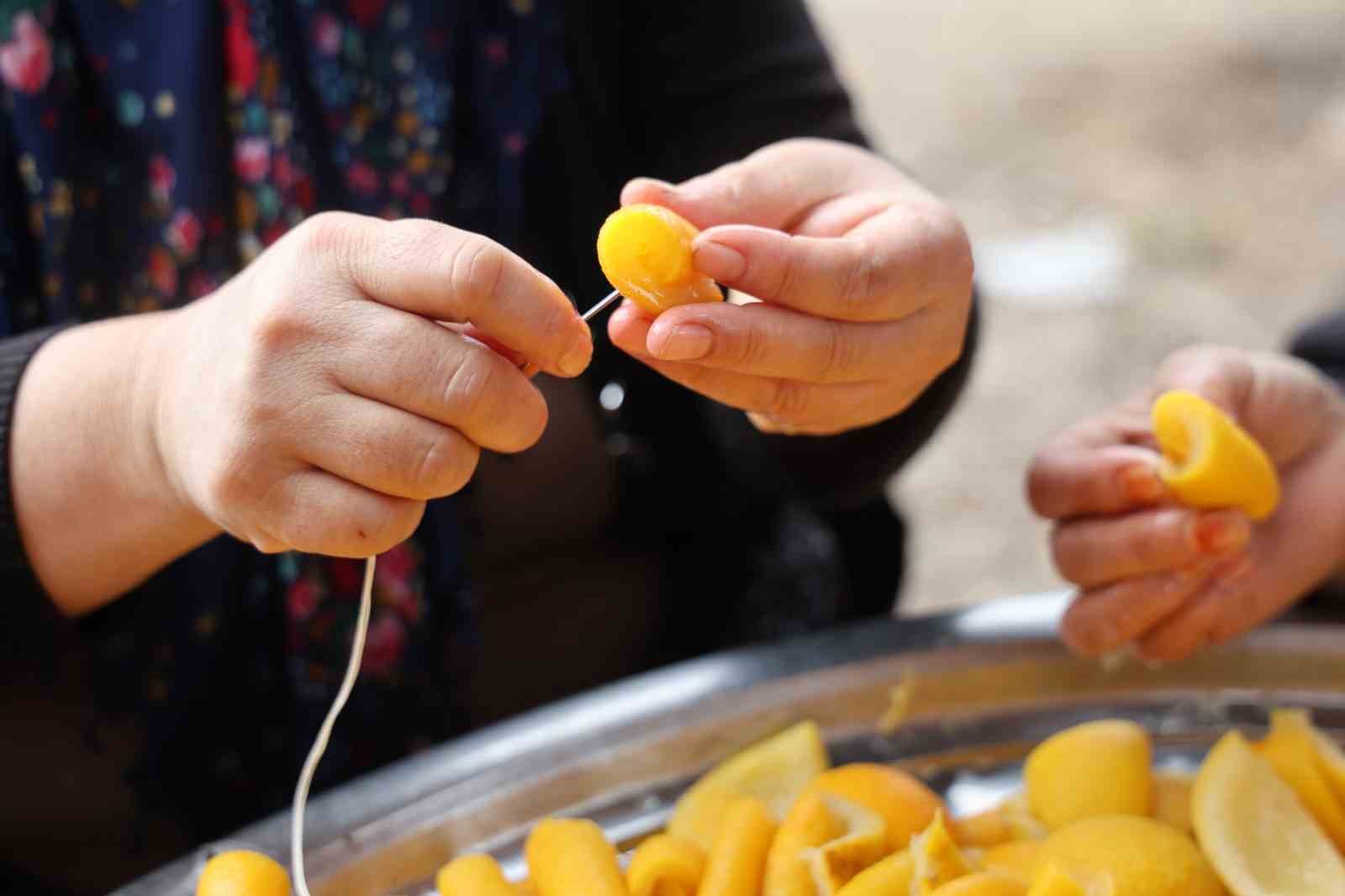 Dalında 5 TL olan turunç, kadınların elinde kara kazanda değer kazandı
Dalında 5 TL olan turunç, kadınların elinde kara kazanda değer kazandı