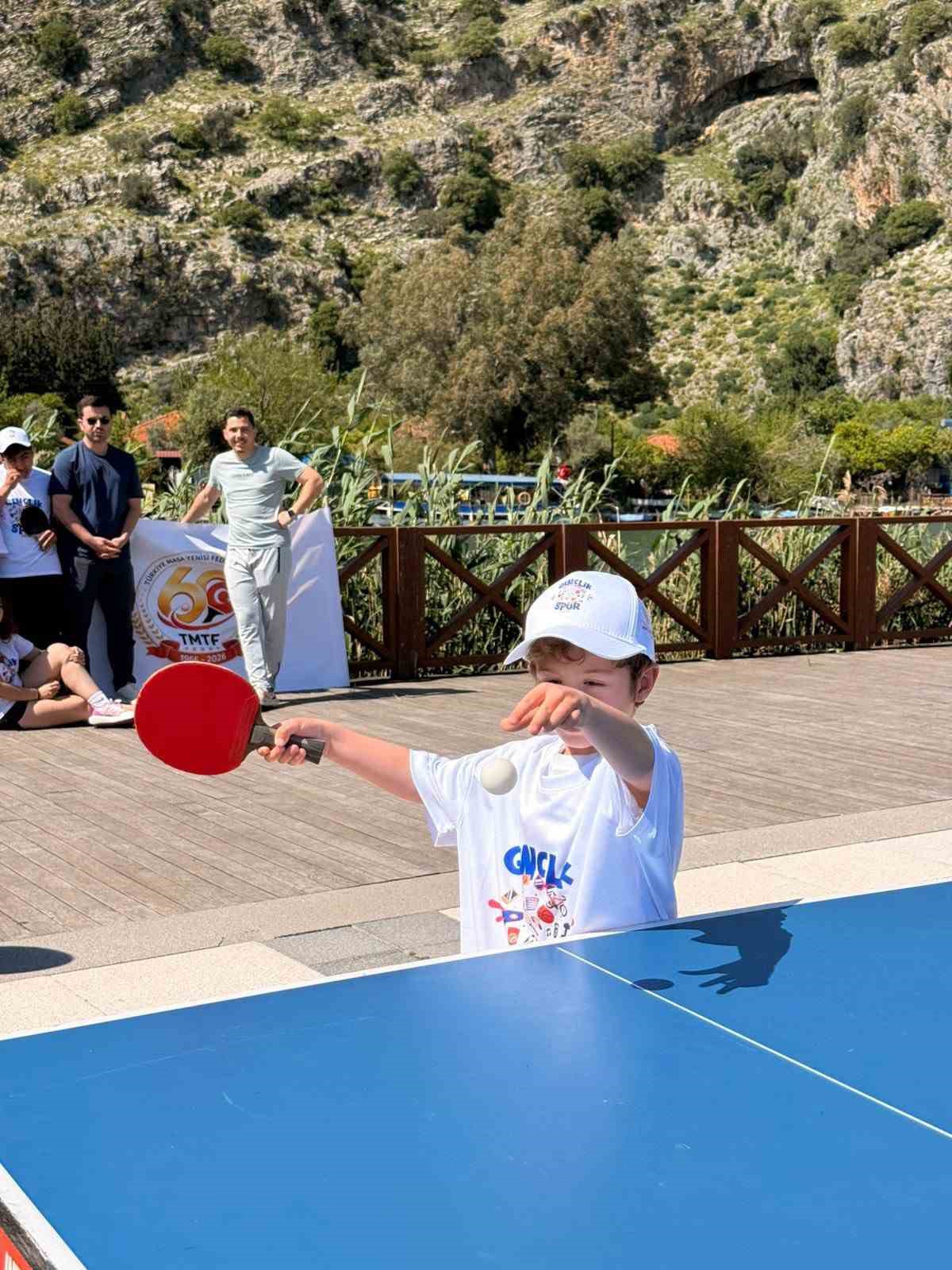 Dalyan’da masa tenisi doğayla buluştu
