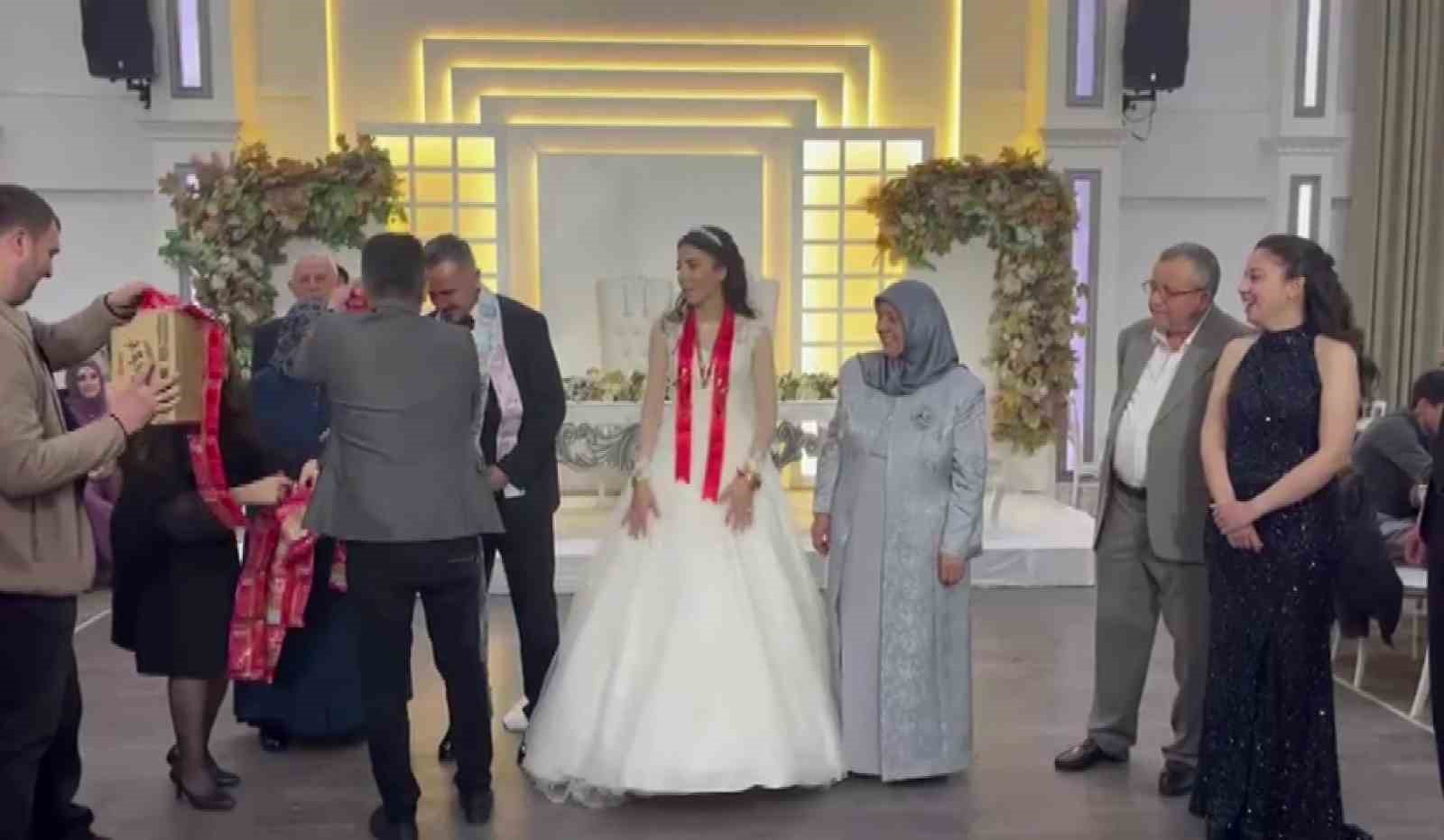 Damada takı yerine çubuk kraker taktılar
