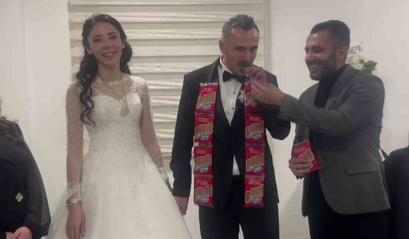 Damada takı yerine çubuk kraker taktılar
