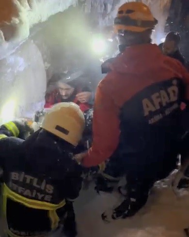 Damda kar temizlerken üzerlerine çığ düştü
