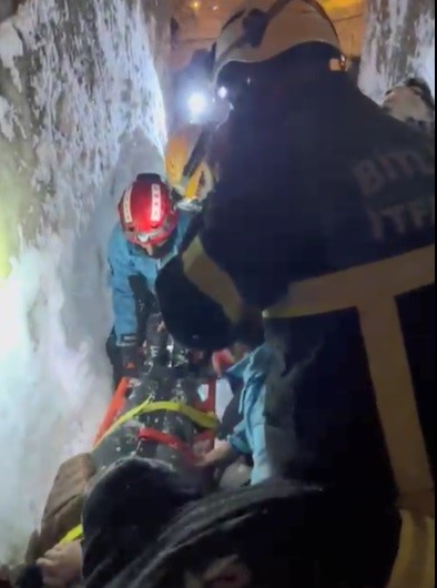 Damda kar temizlerken üzerlerine çığ düştü
