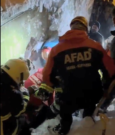 Damda kar temizlerken üzerlerine çığ düştü
