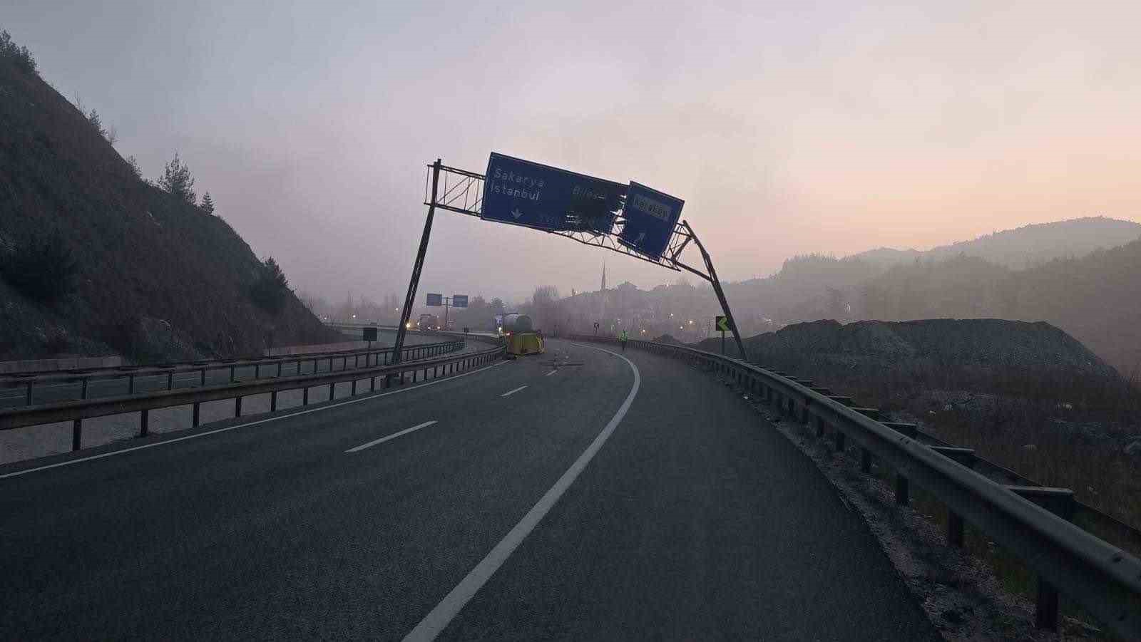 Damperi açılan tır trafik levhasına çarptı: 1 yaralı
