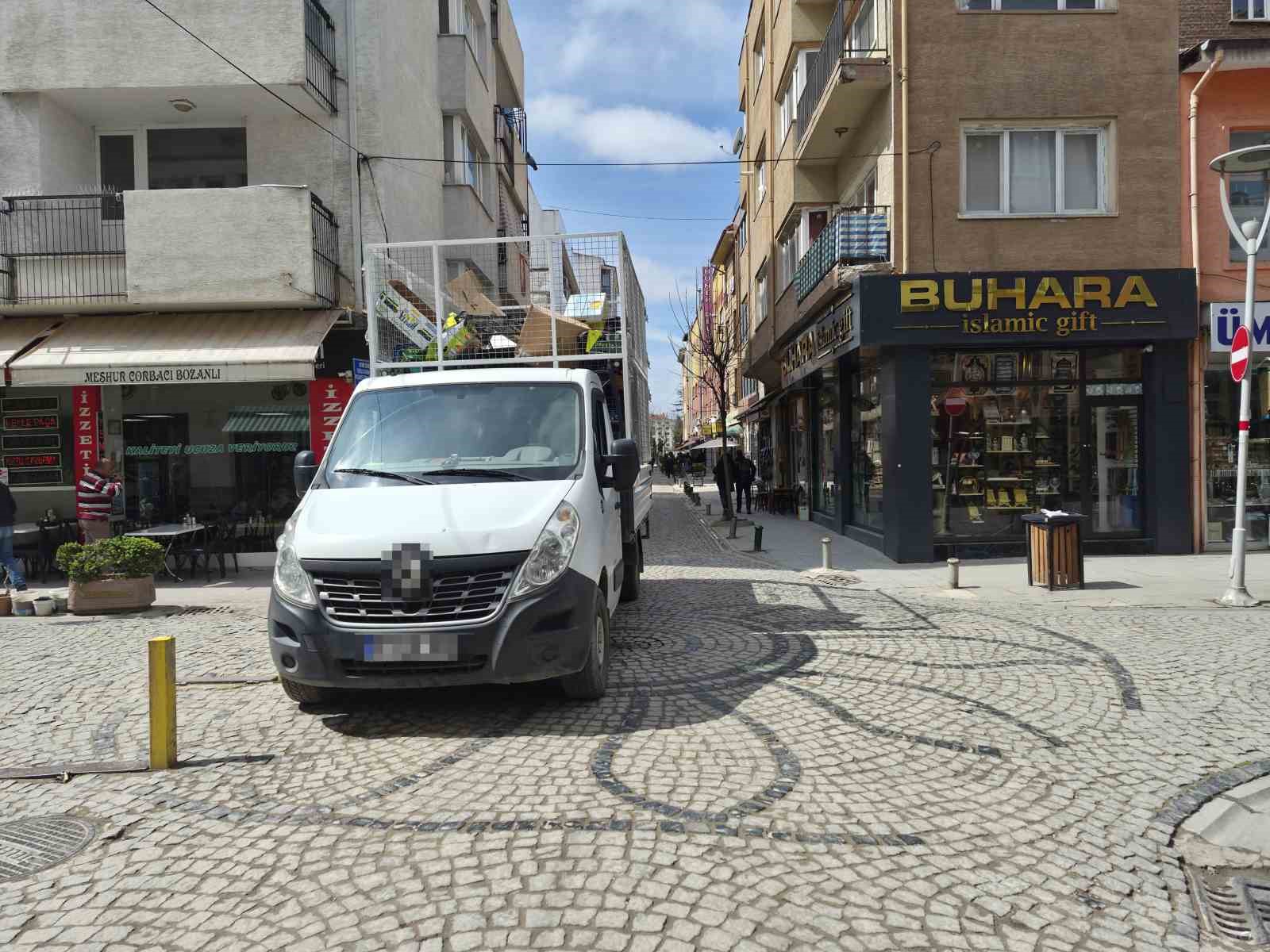 Dar sokakta hatalı park trafiği olumsuz etkiledi
