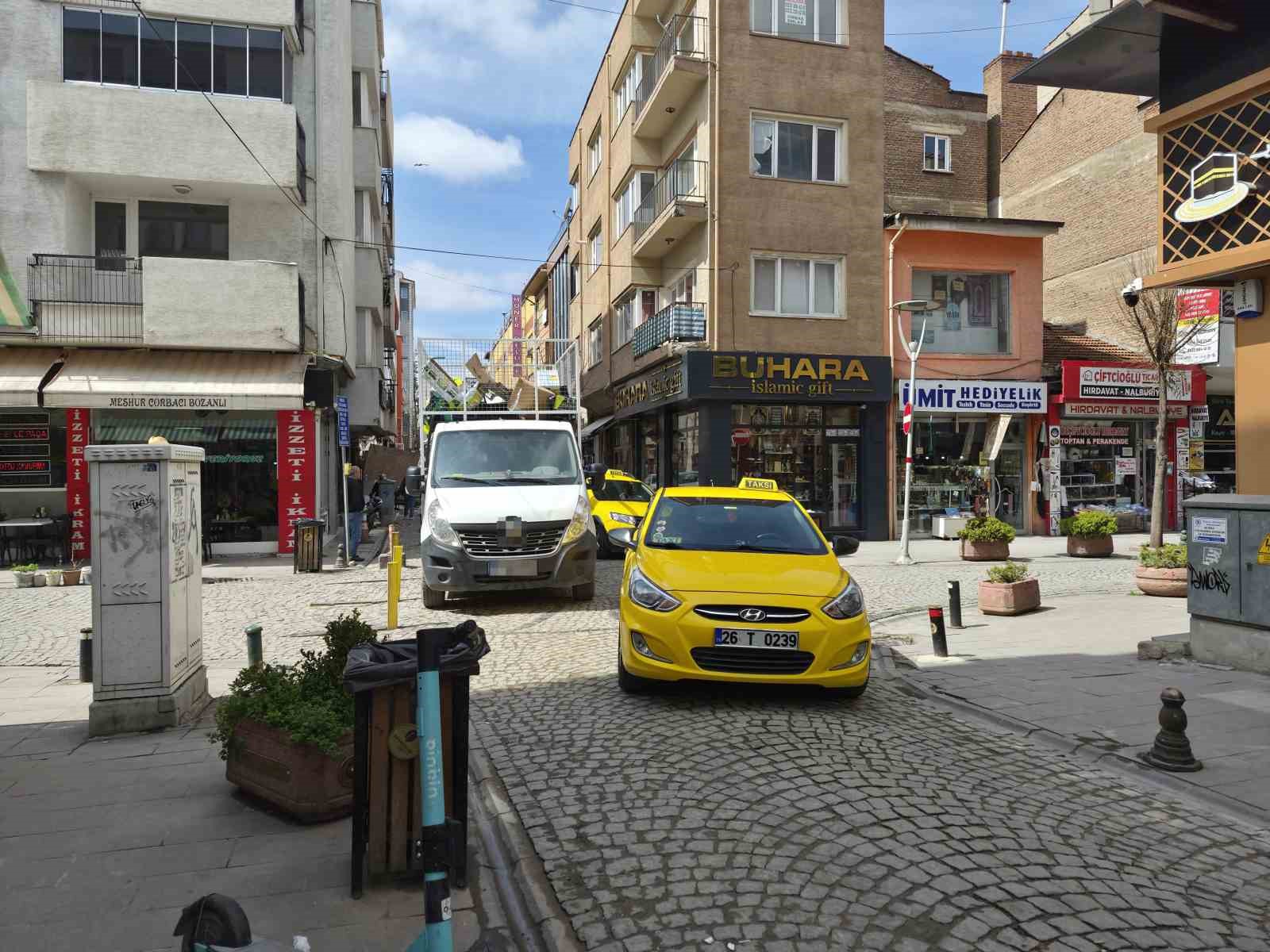 Dar sokakta hatalı park trafiği olumsuz etkiledi
