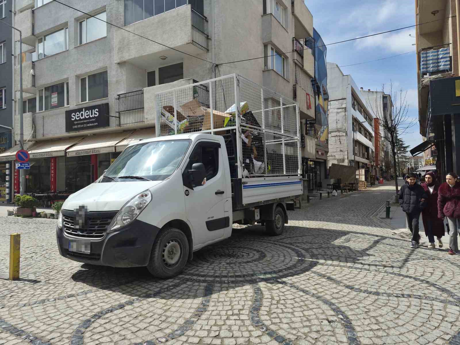 Dar sokakta hatalı park trafiği olumsuz etkiledi
