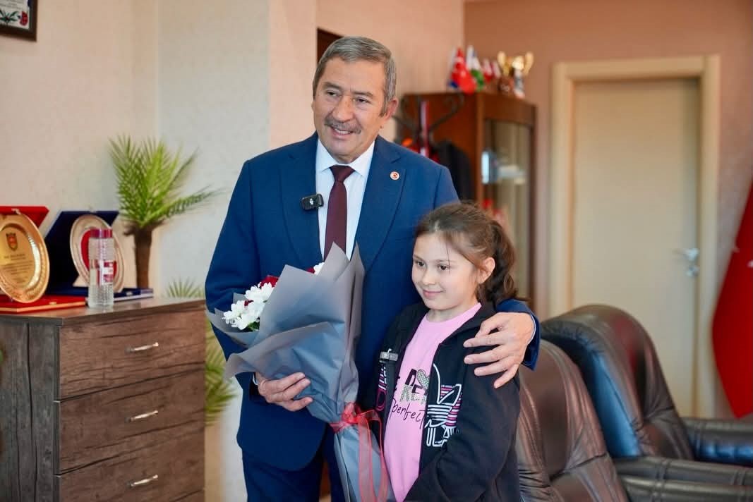 Darende Belediyesi’nde 23 Nisan’da makam çocuklara emanet edildi
