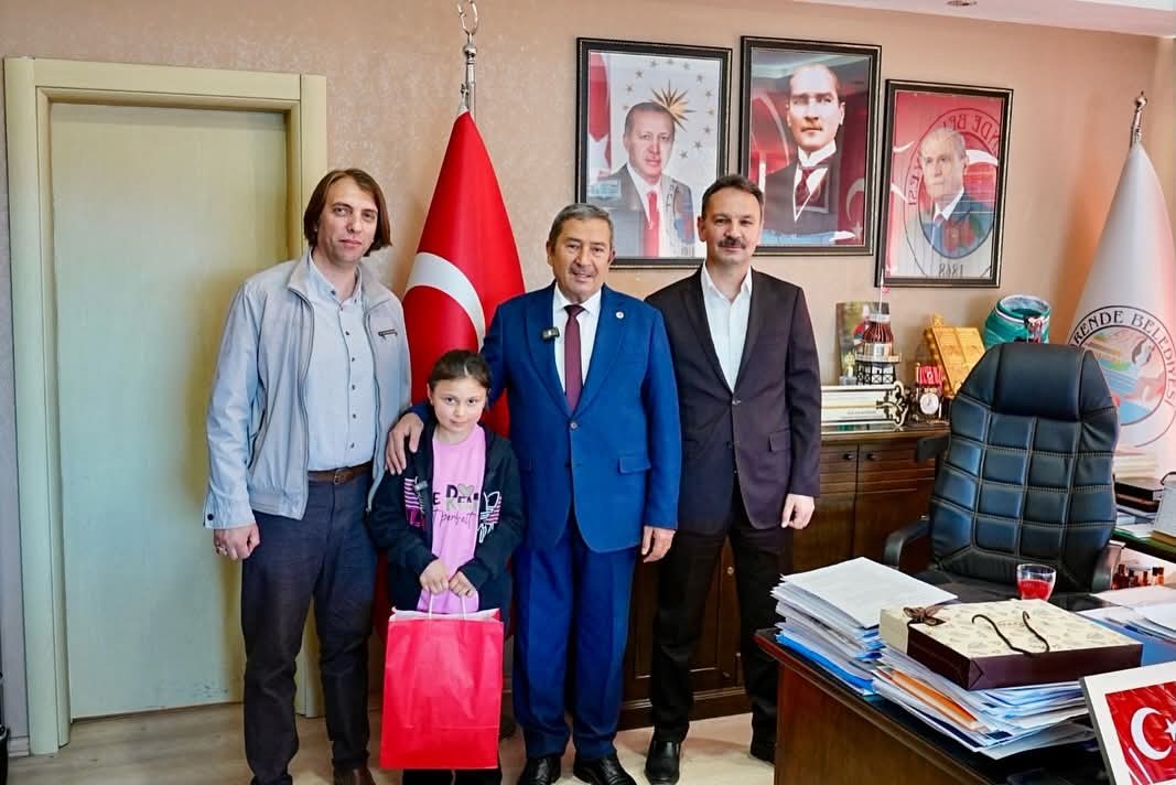 Darende Belediyesi’nde 23 Nisan’da makam çocuklara emanet edildi
