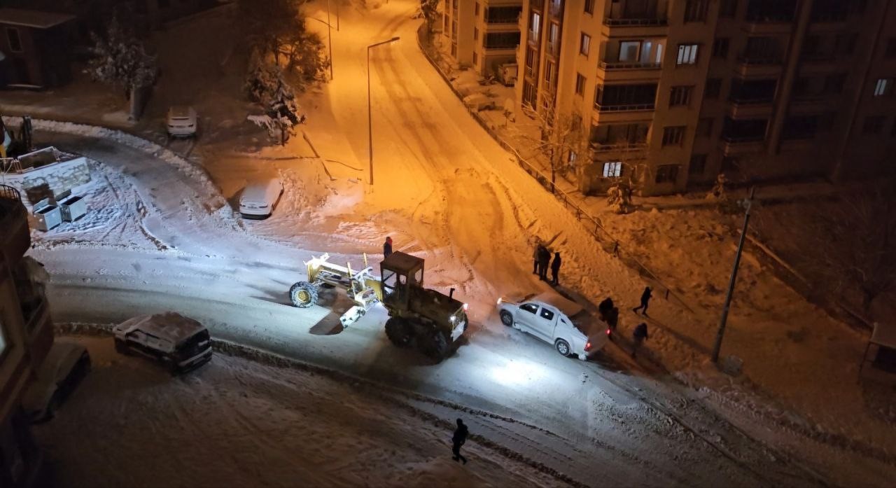 Darende Belediyesi’nin kar mesaisi sürüyor
