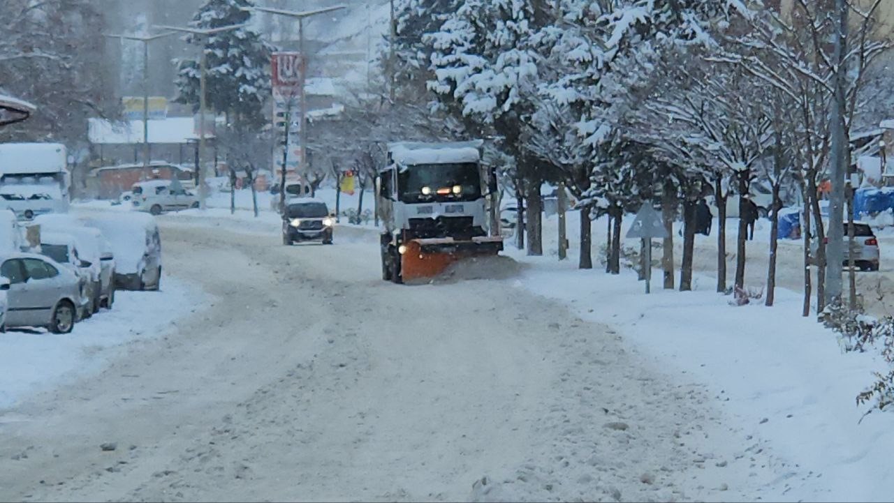 Darende Belediyesi’nin karla mücadele çalışmaları sürüyor
