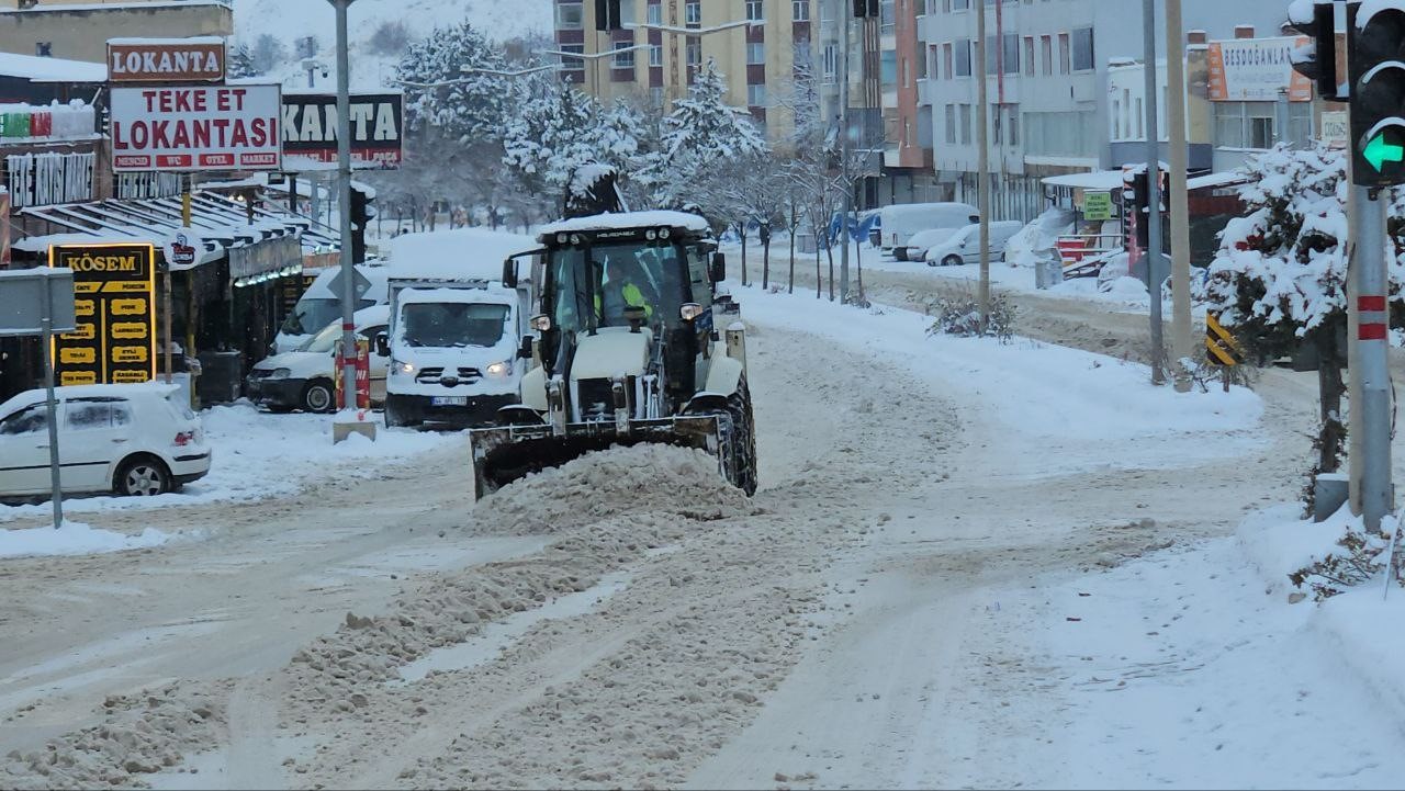Darende Belediyesi’nin karla mücadele çalışmaları sürüyor
