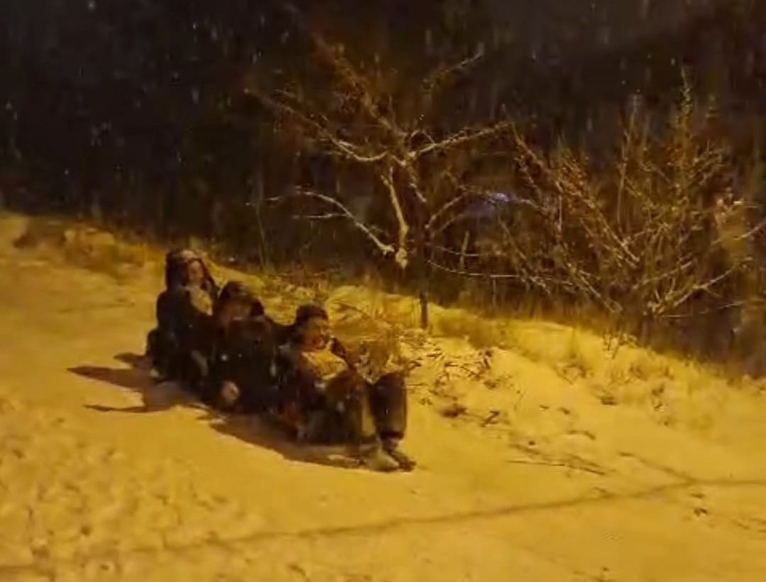 Darende’de kar yağışıyla gelen eğlence
