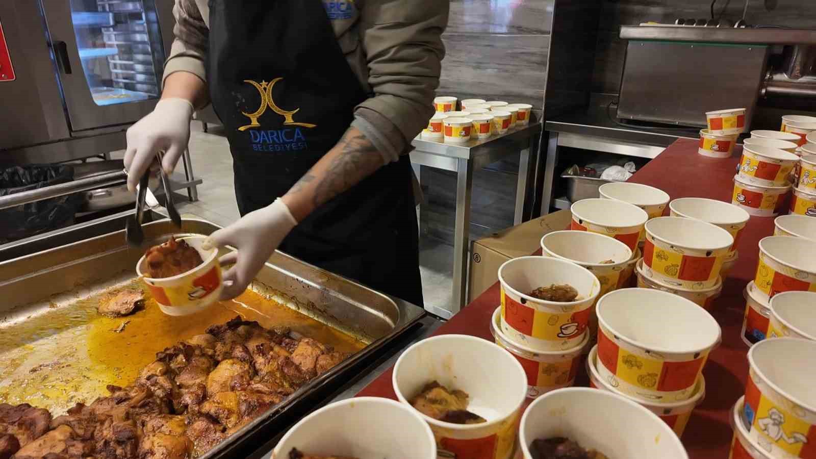 Darıca Belediyesi ramazan boyunca ihtiyaç sahiplerine sıcak yemek ulaştıracak
Darıca Belediyesi ramazan boyunca ihtiyaç sahiplerine sıcak yemek ulaştıracak