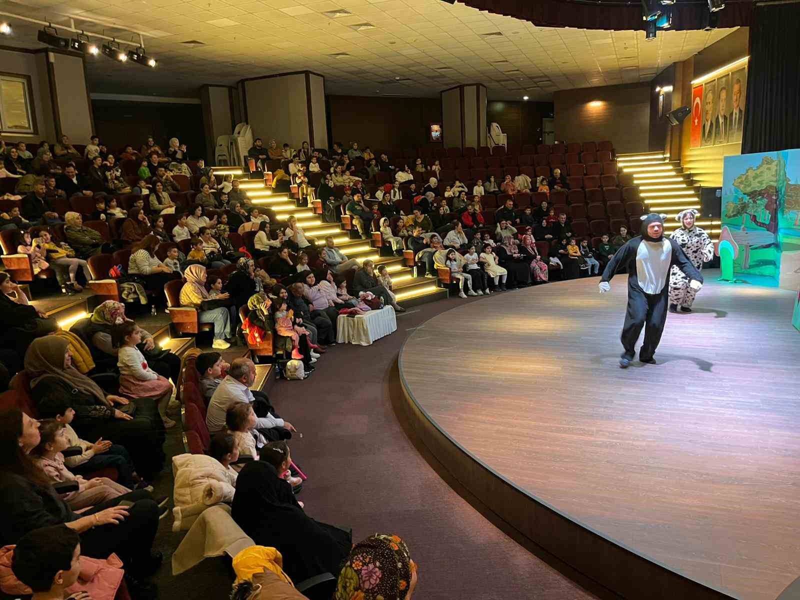 Darıca’da çocuklar hafta sonunu tiyatroyla değerlendiriyor
