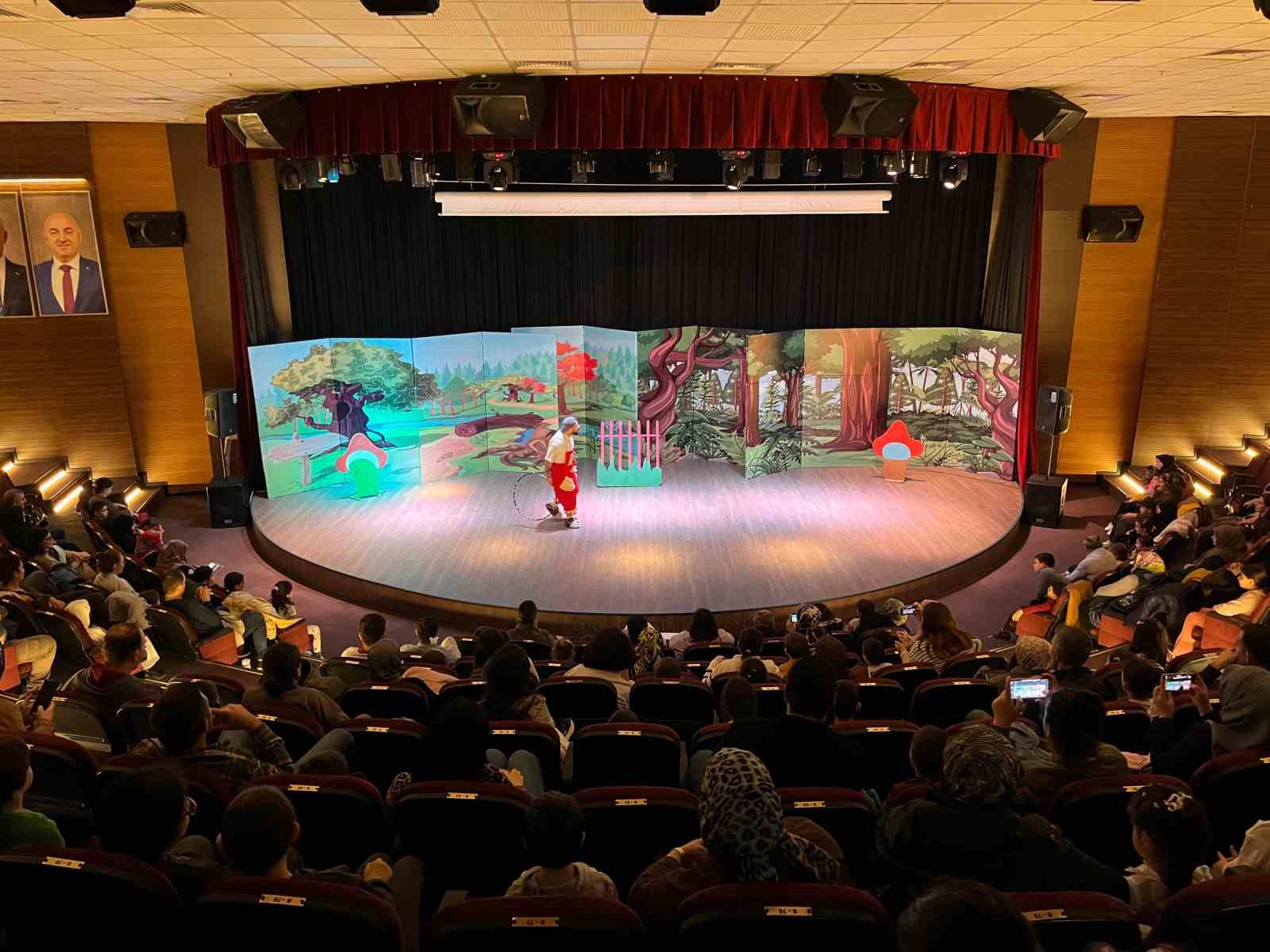 Darıca’da çocuklar hafta sonunu tiyatroyla değerlendiriyor
