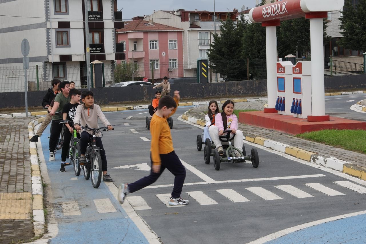 Darıca’da öğrenciler trafik kurallarını uygulamalı öğreniyor

