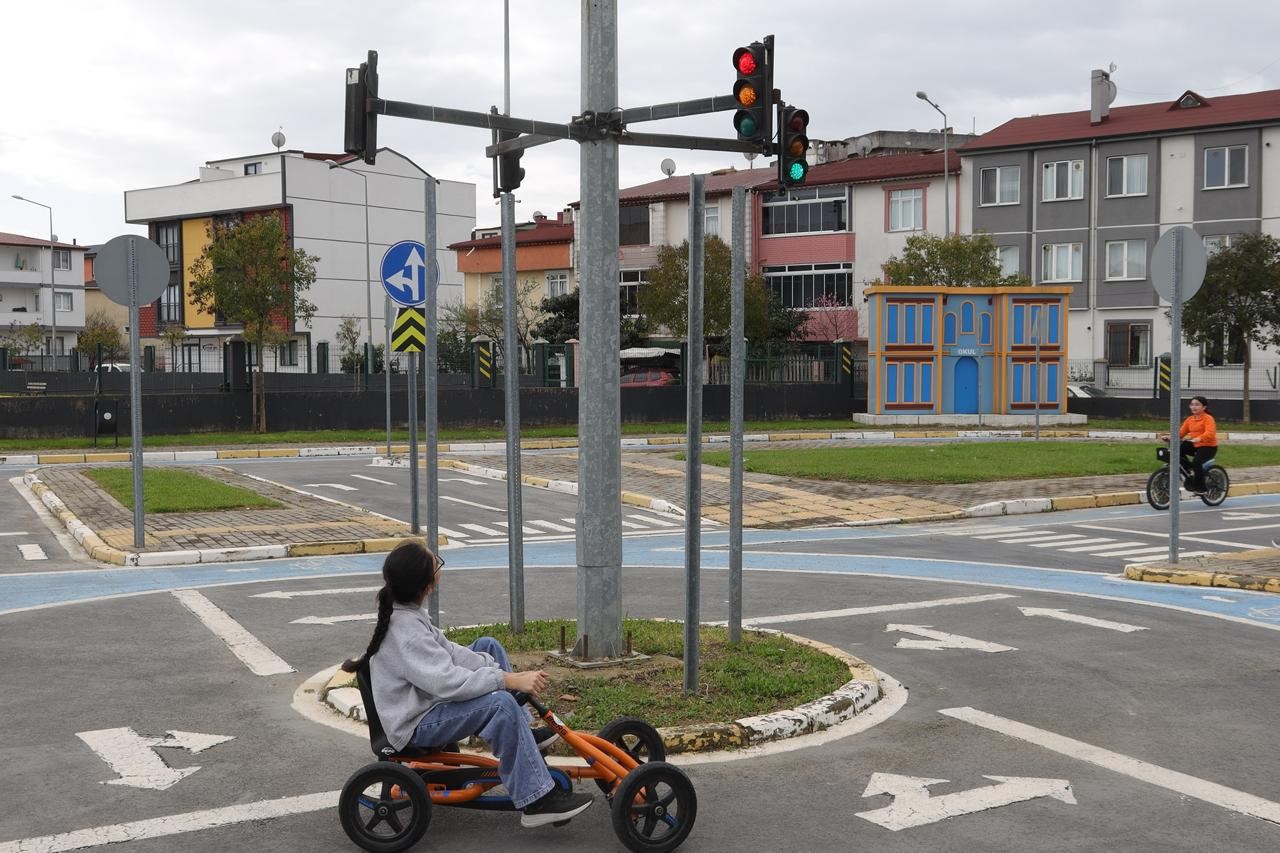Darıca’da öğrenciler trafik kurallarını uygulamalı öğreniyor
