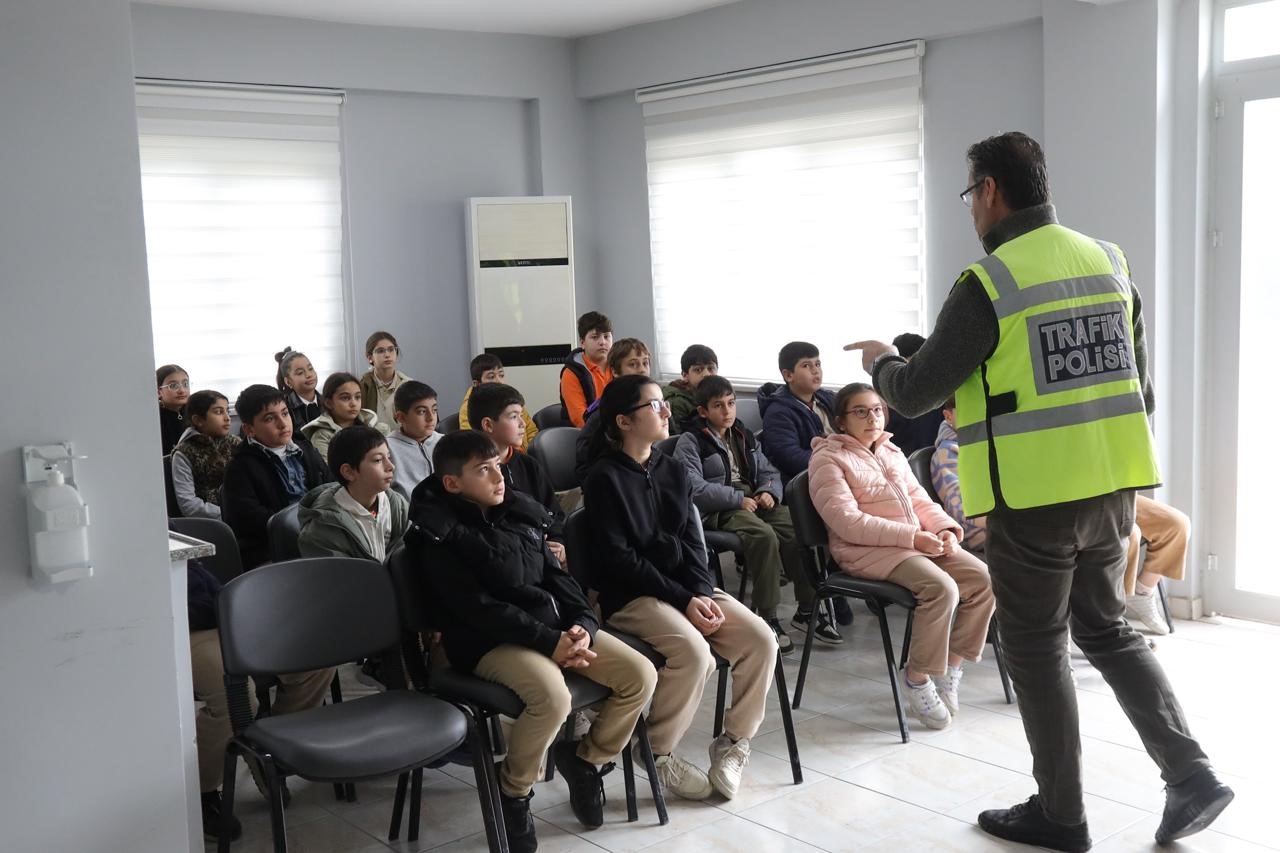 Darıca’da öğrenciler trafik kurallarını uygulamalı öğreniyor
