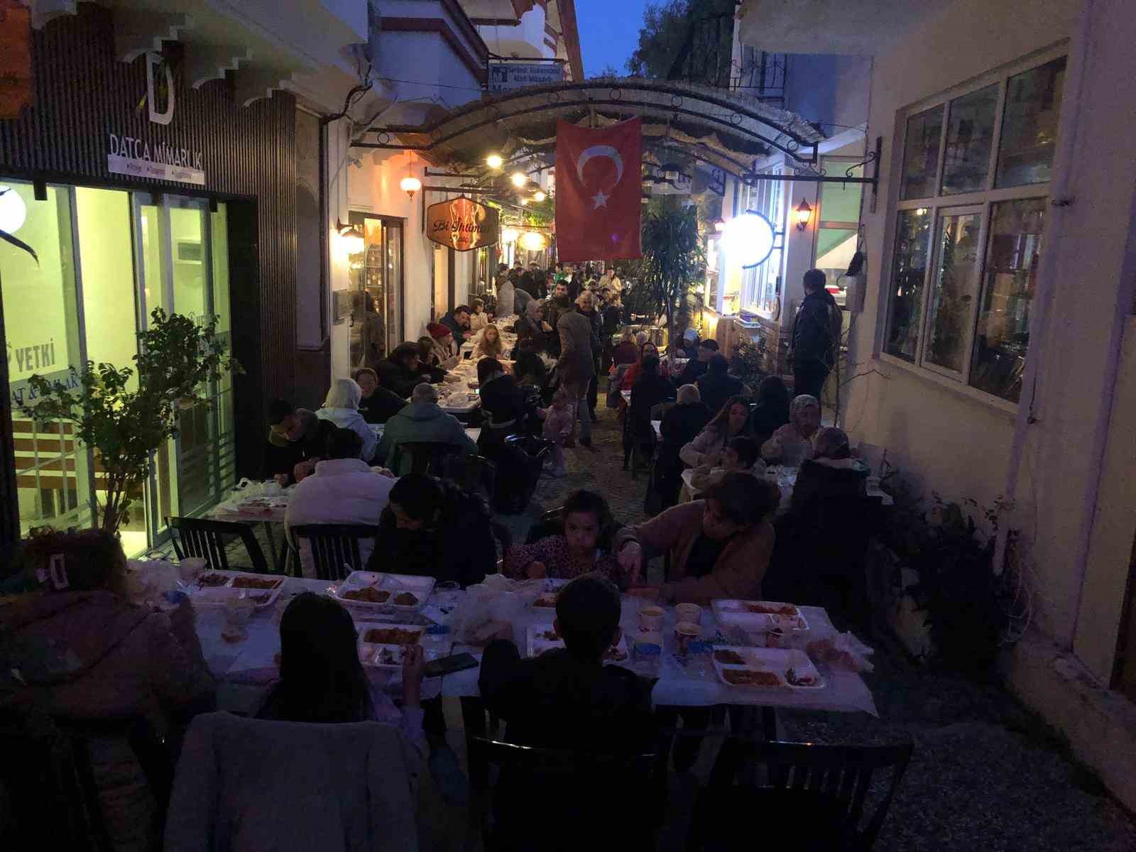 Datça’da 86. Sokak esnafından 400 kişilik iftar
