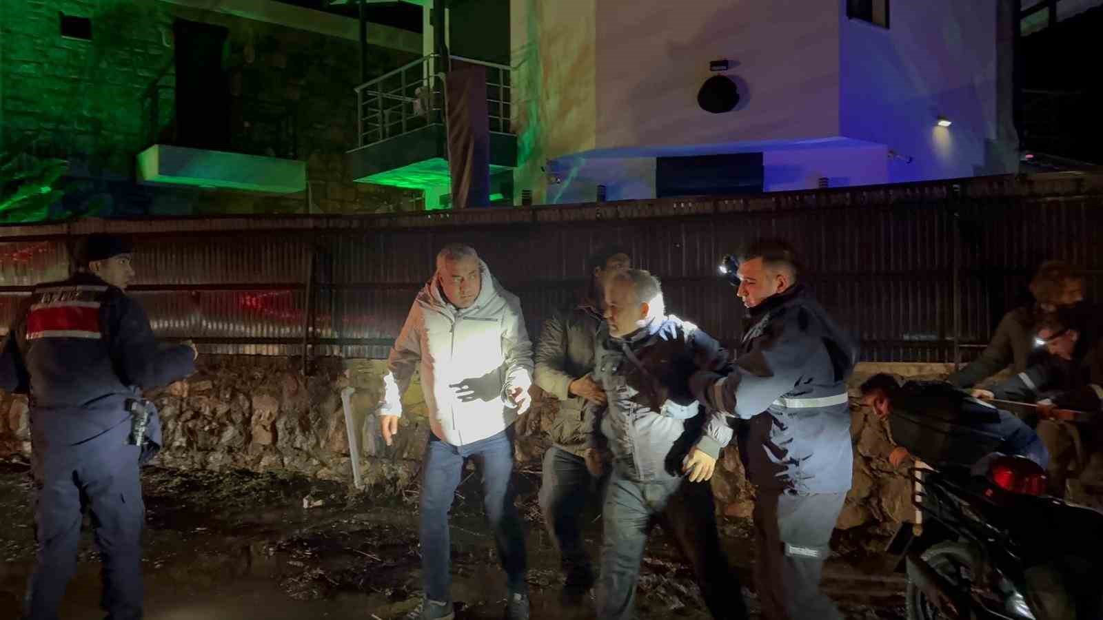 Datça’da sele kapılan sürücü, çalıya tutunarak hayatta kaldı
Datça’da sele kapılan sürücü, çalıya tutunarak hayatta kaldı