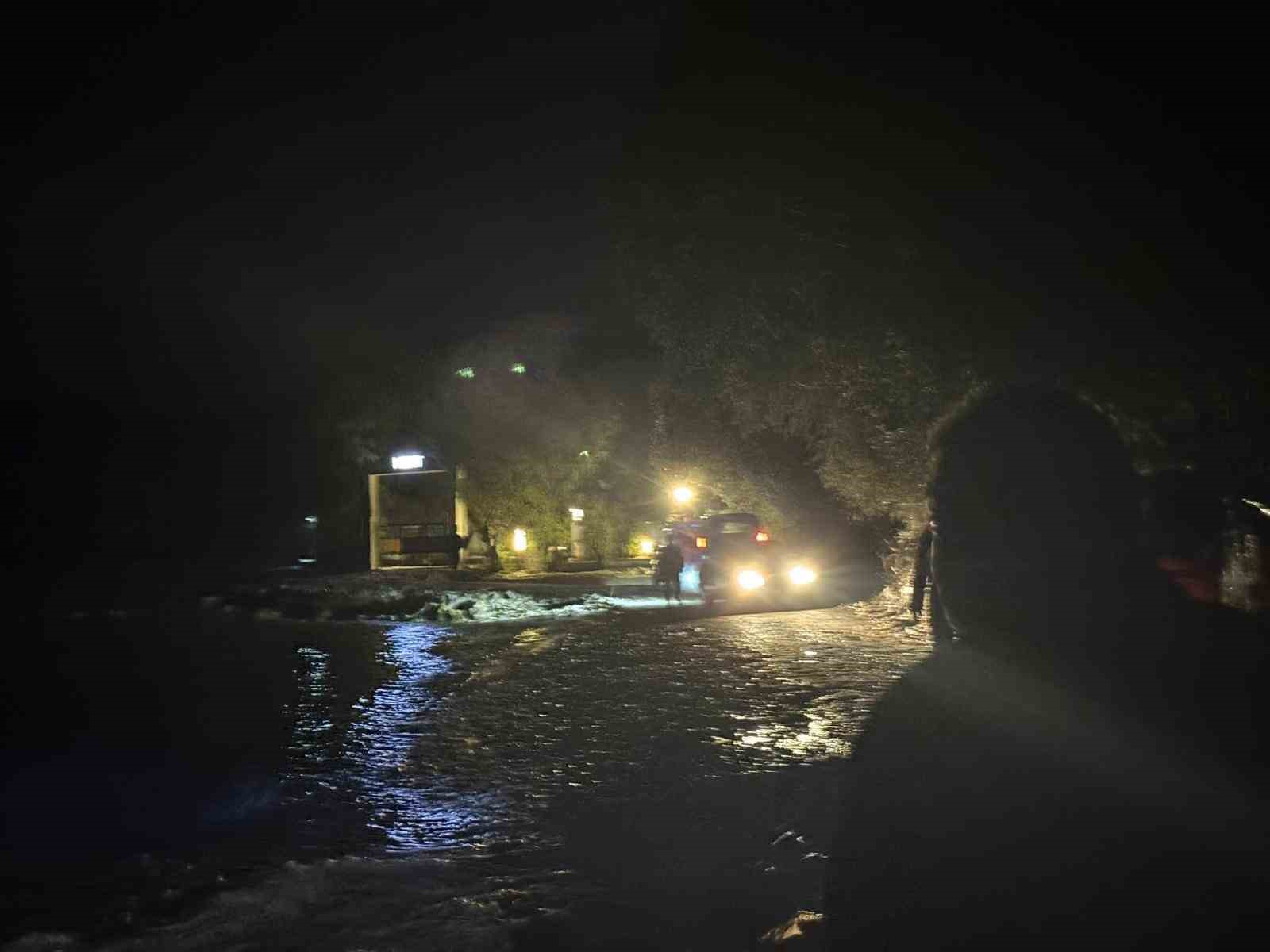 Datça’da sele kapılan sürücü, çalıya tutunarak hayatta kaldı
Datça’da sele kapılan sürücü, çalıya tutunarak hayatta kaldı