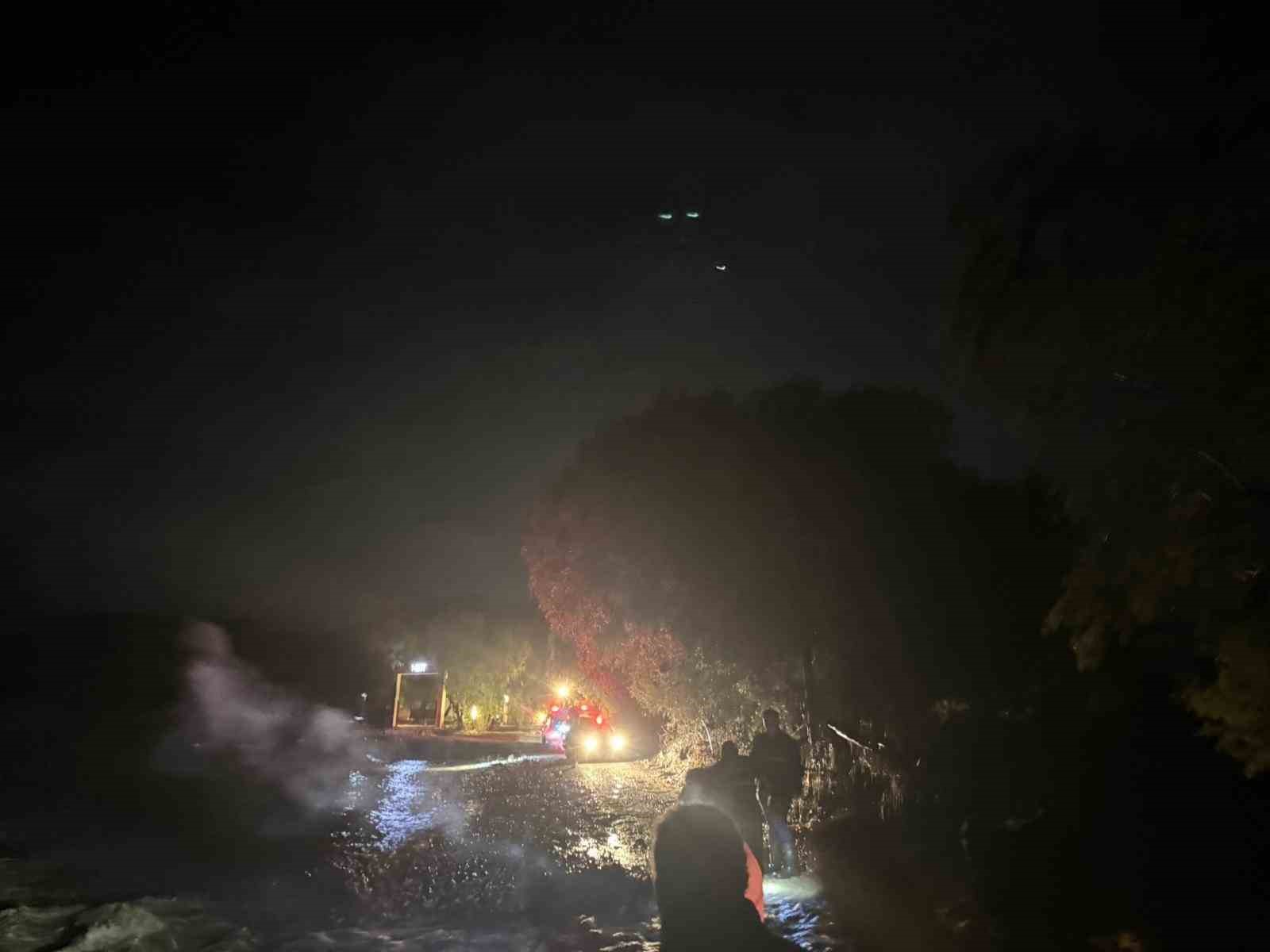 Datça’da sele kapılan sürücü, çalıya tutunarak hayatta kaldı
Datça’da sele kapılan sürücü, çalıya tutunarak hayatta kaldı