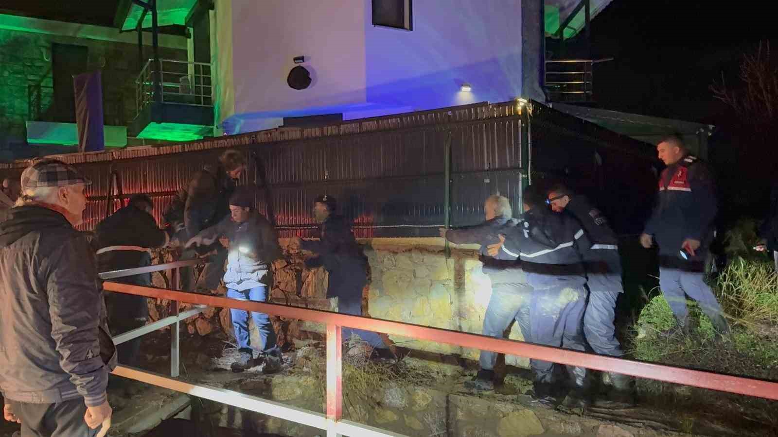 Datça’da sele kapılan sürücü, çalıya tutunarak hayatta kaldı
Datça’da sele kapılan sürücü, çalıya tutunarak hayatta kaldı