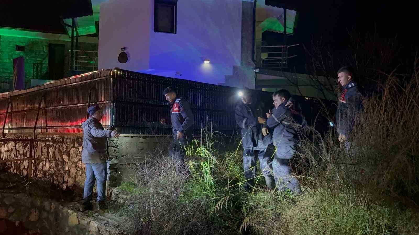 Datça’da sele kapılan sürücü, çalıya tutunarak hayatta kaldı
Datça’da sele kapılan sürücü, çalıya tutunarak hayatta kaldı