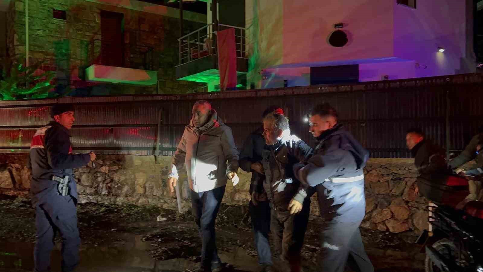 Datça’da sele kapılan sürücü, çalıya tutunarak hayatta kaldı
Datça’da sele kapılan sürücü, çalıya tutunarak hayatta kaldı