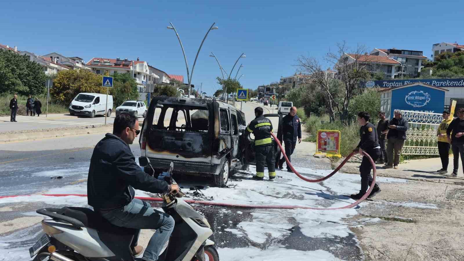 Datça’da ticari araç küle döndü
