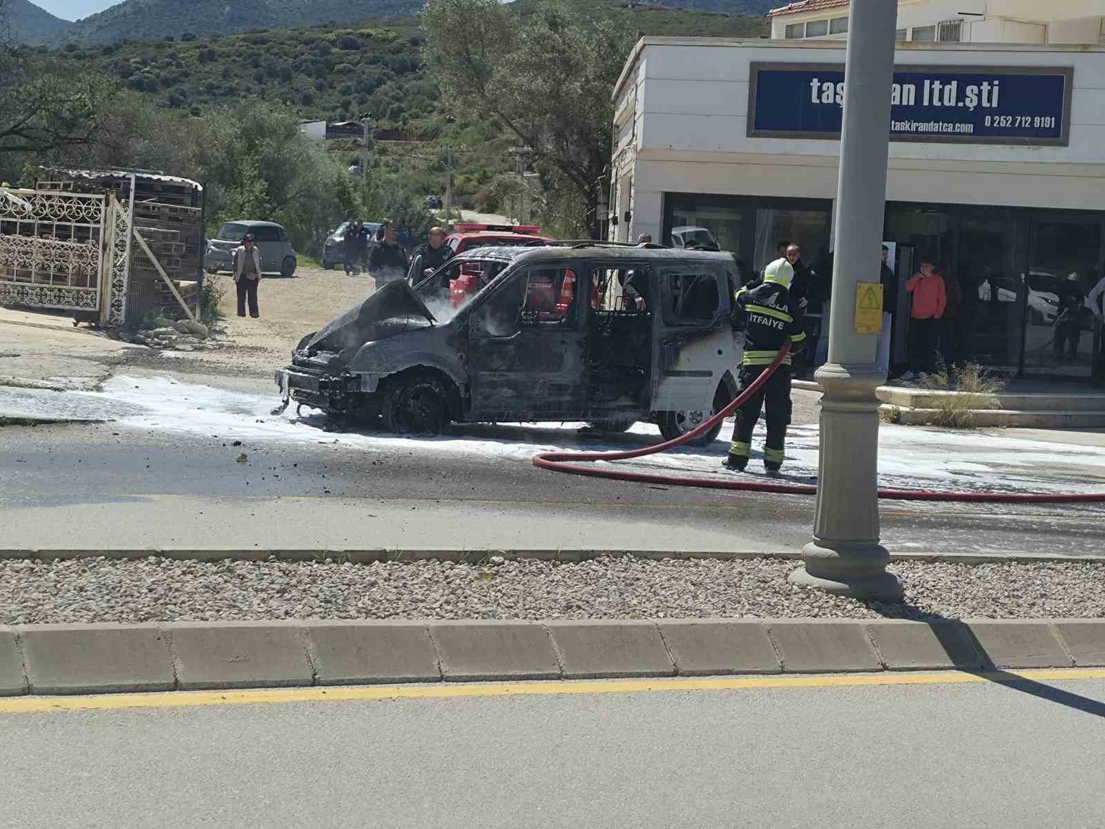 Datça’da ticari araç küle döndü
