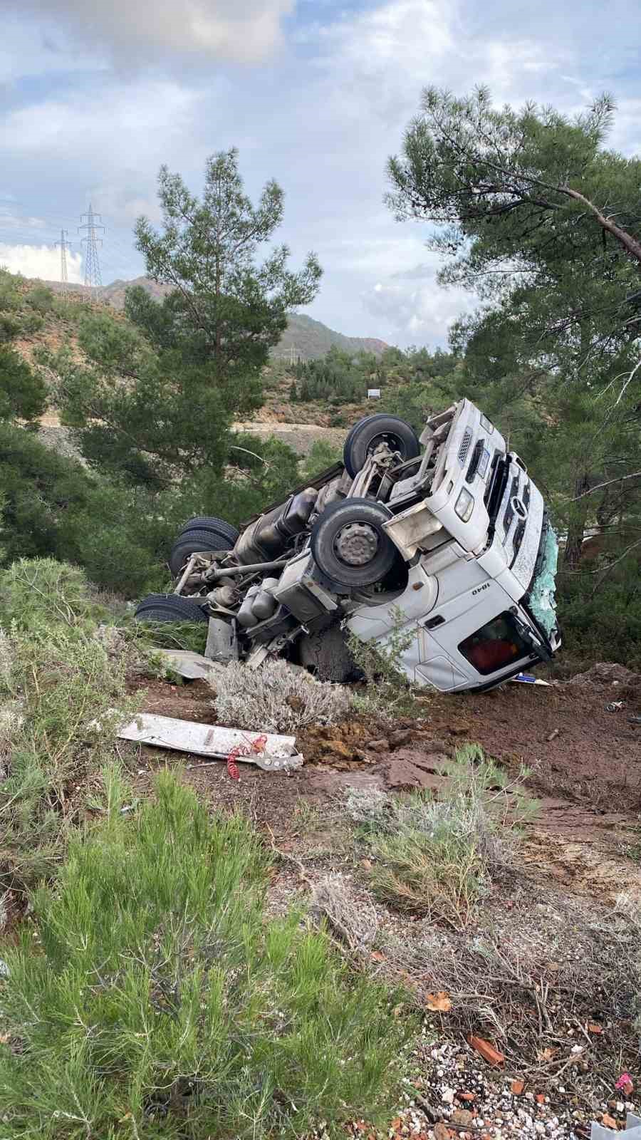 Datça’da virajı alamayan tır devrildi: 1 yaralı
