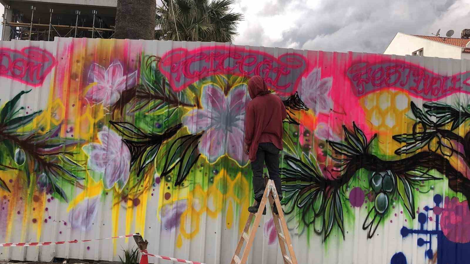 Datça’da yapımı süren okulun duvarları Badem Çiçeği Festivali’ne hazırlandı
