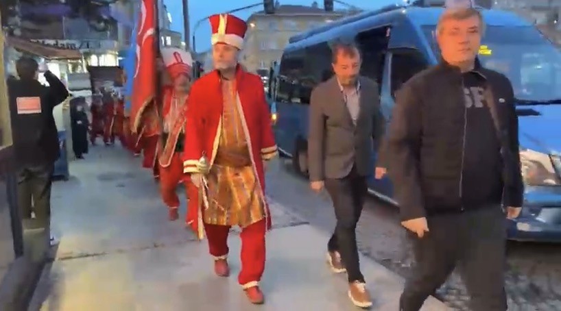 Davetli oldukları iftara mehter takımı ile gittiler
