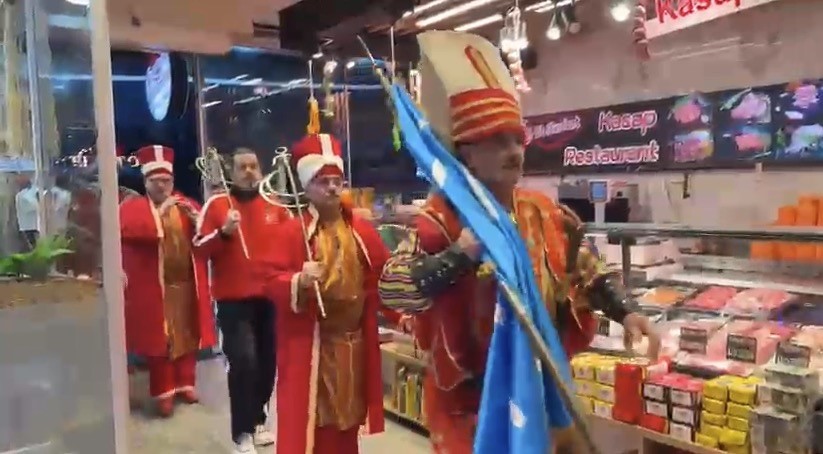 Davetli oldukları iftara mehter takımı ile gittiler
