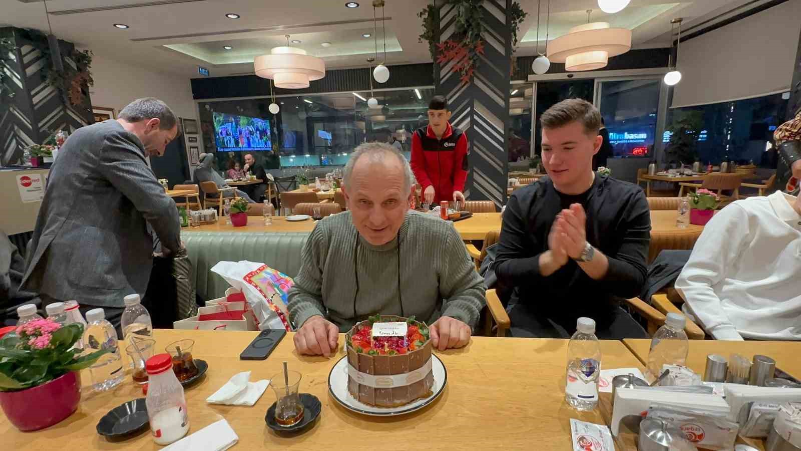 Davetli oldukları iftara mehter takımı ile gittiler
