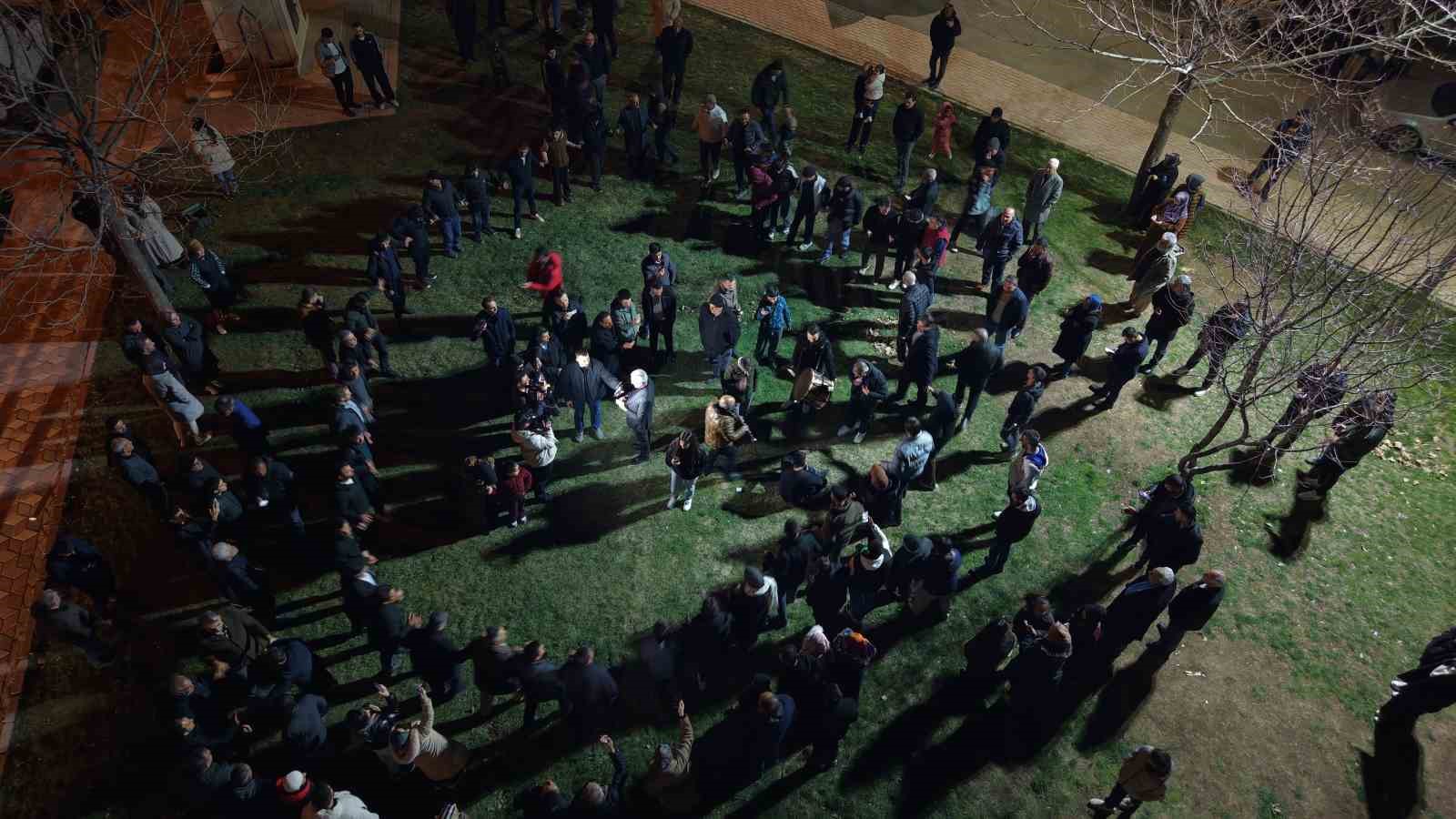 Davul ve klarnet eşliğinde geleneksel sahur halayı onlarca kişiyi buluşturdu
