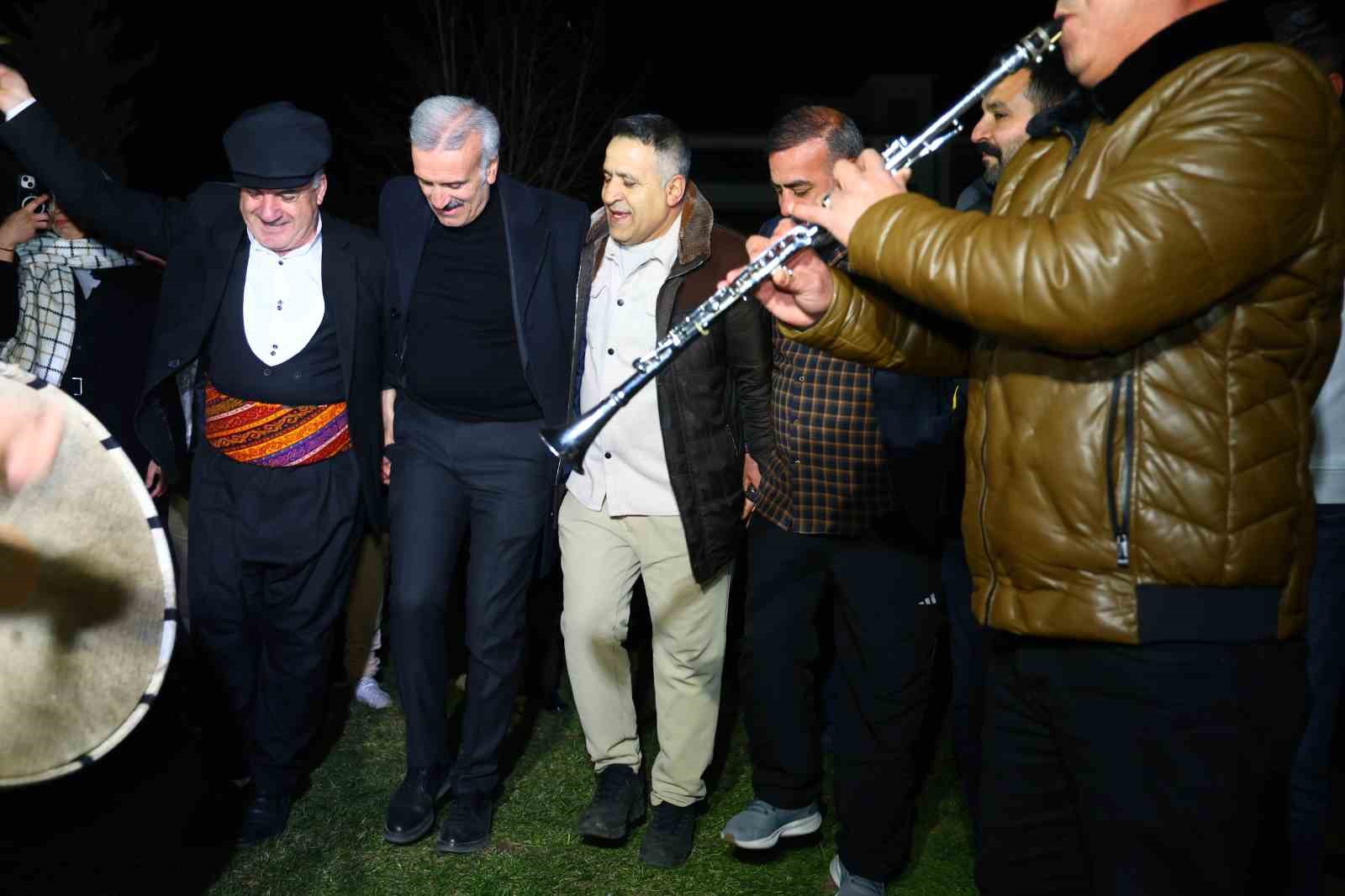 Davul ve klarnet eşliğinde geleneksel sahur halayı onlarca kişiyi buluşturdu
