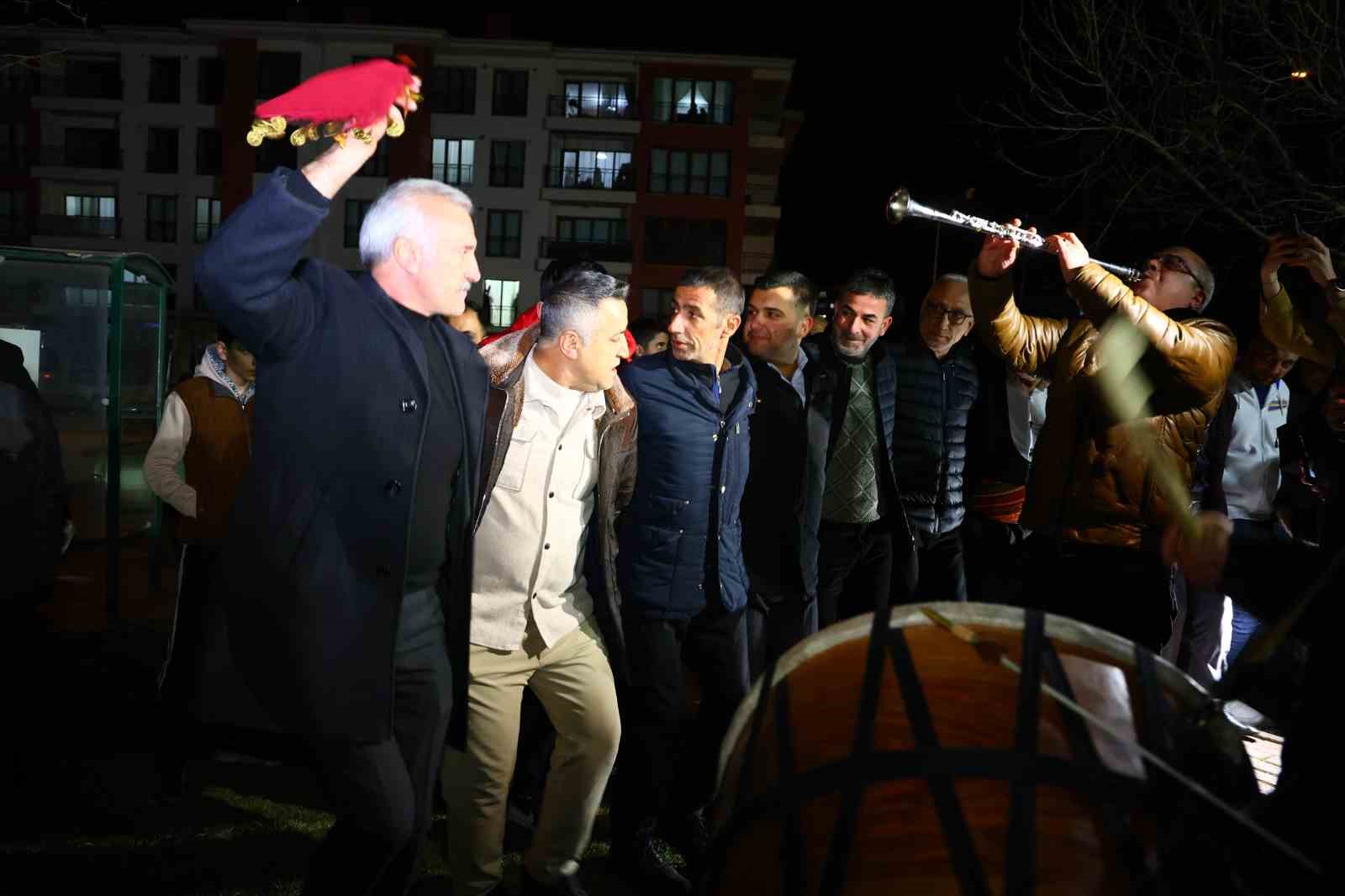 Davul ve klarnet eşliğinde geleneksel sahur halayı onlarca kişiyi buluşturdu

