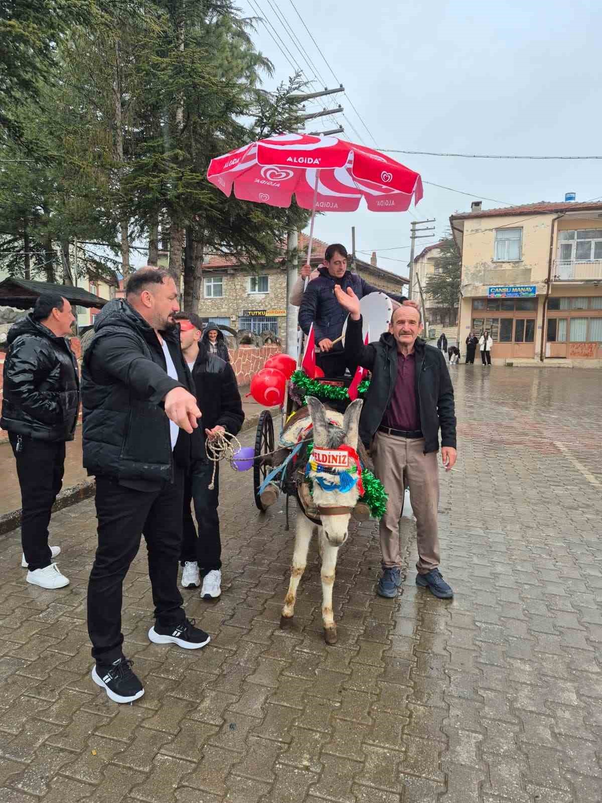 Davulcular bahşişi süslenen eşek arabasıyla topluyor
