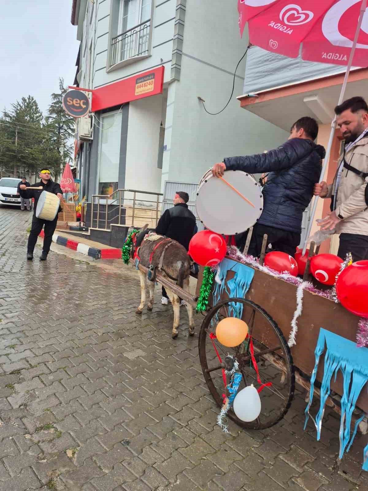 Davulcular bahşişi süslenen eşek arabasıyla topluyor
