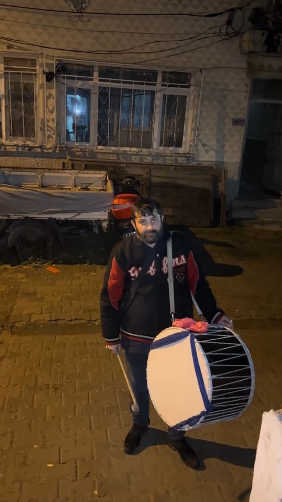 Davulcunun bahşiş pazarlığı gülümsetti
