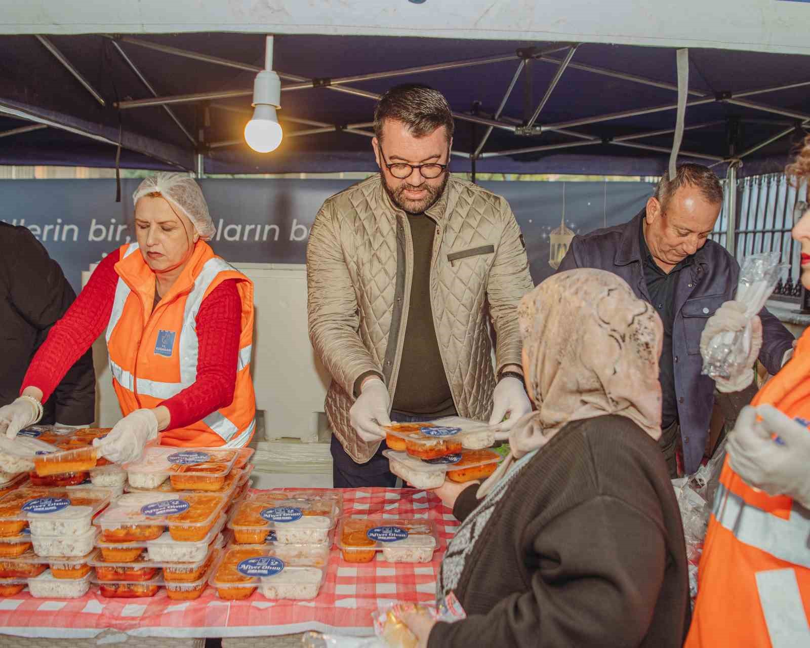 Davutlar’da oruçlar Kuşadası Belediyesi’nin iftar sofrasında açıldı
