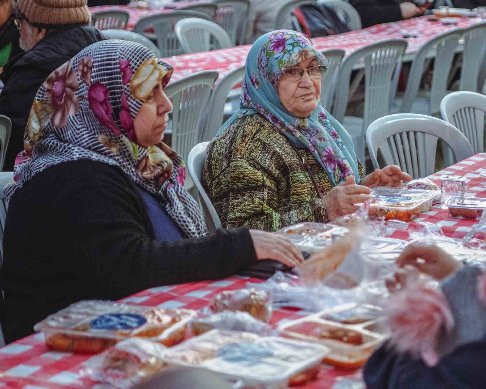Davutlar’da oruçlar Kuşadası Belediyesi’nin iftar sofrasında açıldı
