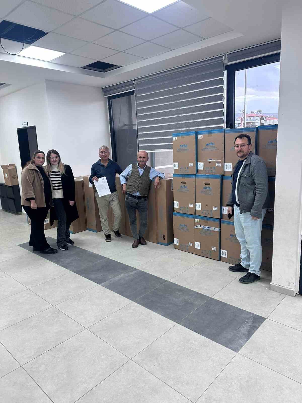 Dayanışmayla okula 26 adet klima kazandırıldı
Dayanışmayla okula 26 adet klima kazandırıldı