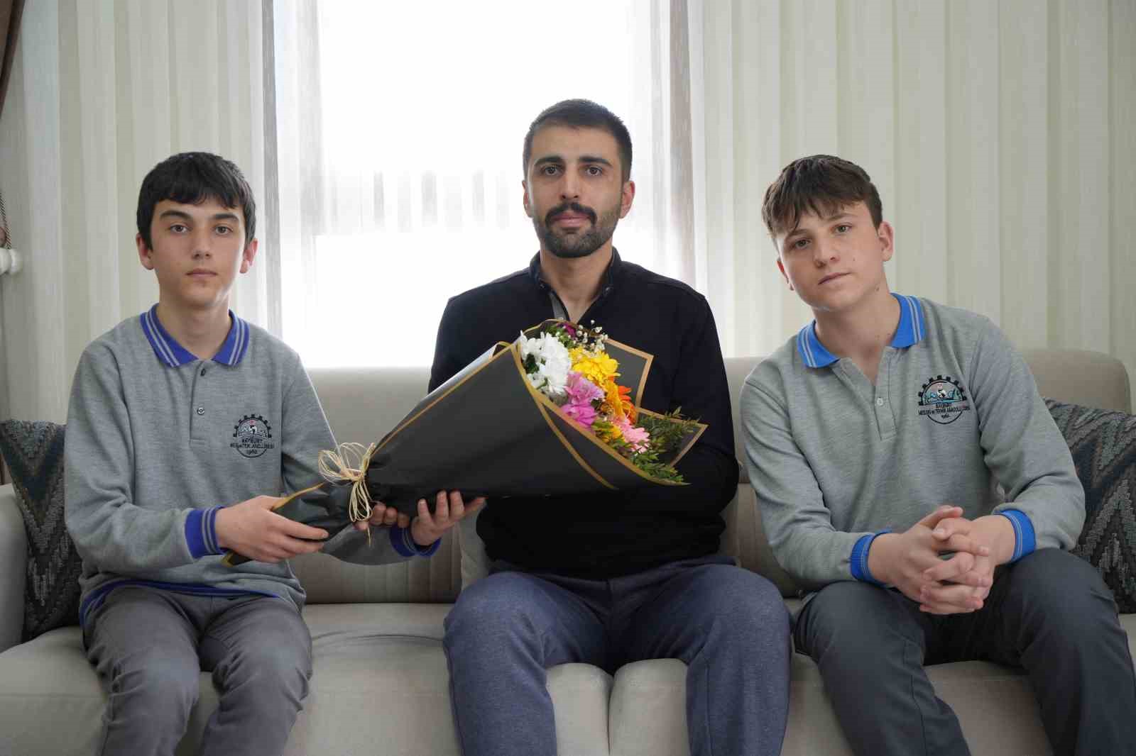 DEAŞ operasyonunda ağır yaralanmıştı: Bayburtlu kahraman komisere öğrencilerden Polis Haftası sürprizi
DEAŞ operasyonunda ağır yaralanmıştı: Bayburtlu kahraman komisere öğrencilerden Polis Haftası sürprizi