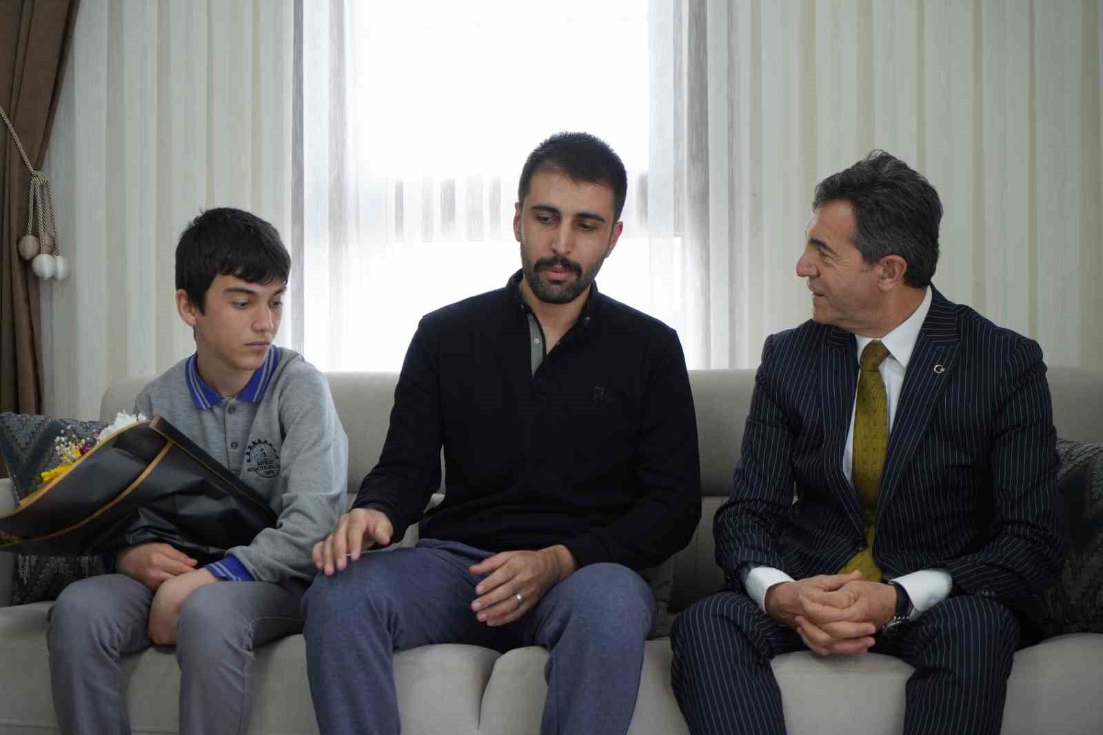 DEAŞ operasyonunda ağır yaralanmıştı: Bayburtlu kahraman komisere öğrencilerden Polis Haftası sürprizi
DEAŞ operasyonunda ağır yaralanmıştı: Bayburtlu kahraman komisere öğrencilerden Polis Haftası sürprizi